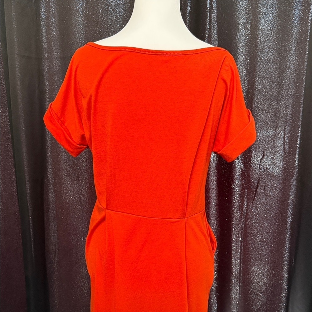 Chic Scarlet Midi Dress - Picture 4 of 6